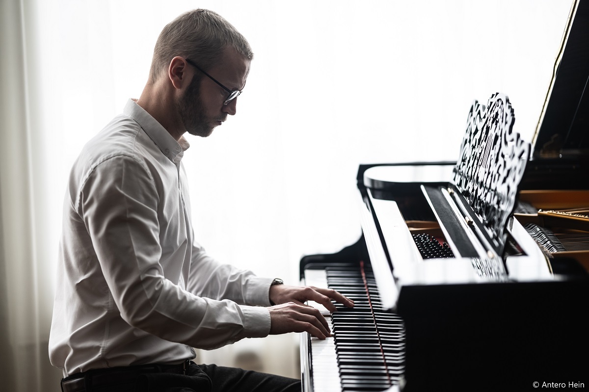 Aksel spiller piano
