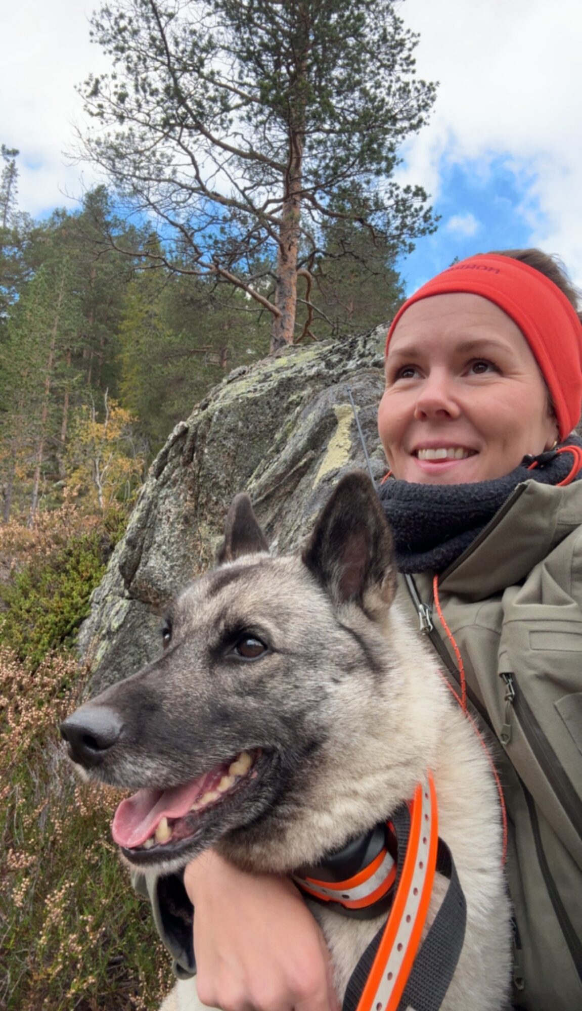 Hege med hunden sin på fanget ute i naturen.